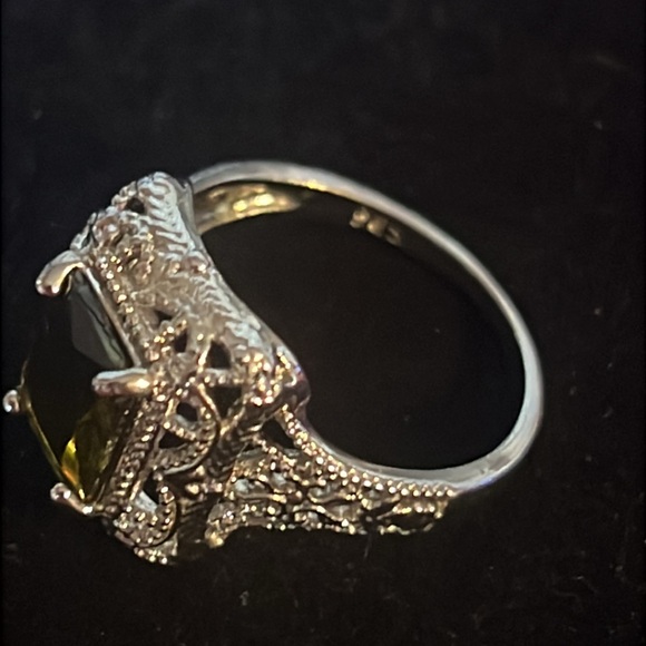 925 STERLING and PERIDOT RING size 9 - Picture 4 of 6